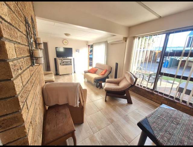 3 BEDROOM TOWNHOUSE FOR SALE IN HARTENBOS HEUWELS